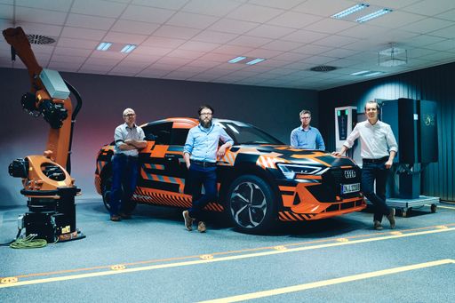 Projektteam von Hager Group und AUDI AG. Weiterer Text über ots
und www.presseportal.de/nr/102450 / Die Verwendung dieses Bildes ist
für redaktionelle Zwecke honorarfrei. Veröffentlichung bitte unter
Quellenangabe: "obs/Hager Group/TOM ZIORA"