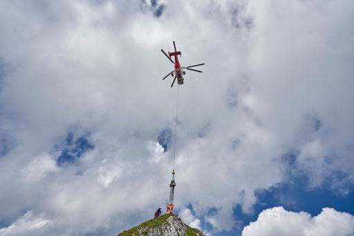  Das erste steinerne Gipfelkreuz Österreichs
erreicht seinen Bestimmungsort, die Seekarlspitze in der Region
Achensee, Tirol.