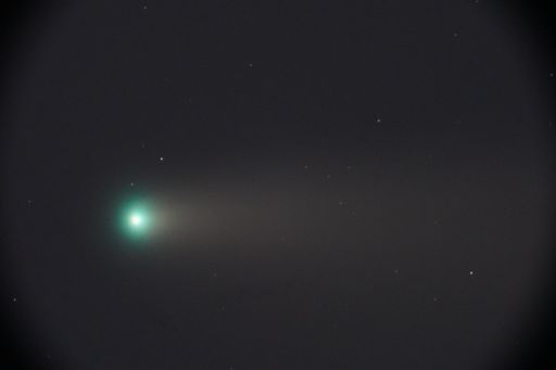 Der aktuelle Komet C/2020 F3 „NEOWISE“ aufgenommen
mit dem historischen Fernrohr der Kuffner-Sternwarte in Wien
Ottakring. Deutlich ist die helle Koma, sozusagen der „Kopf“ des
Kometen und der Kometenschweif erkennbar. Aufnahme vom 20. Juli
2020.