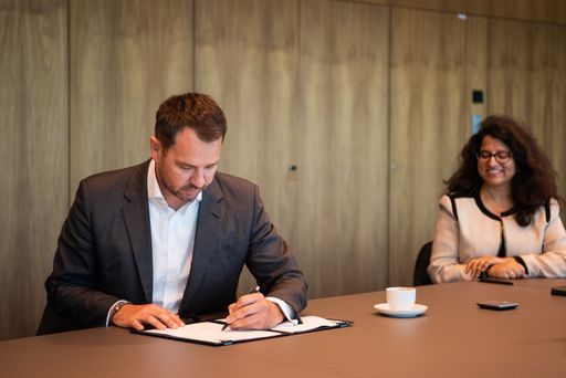 Vorschau Bild von Unterzeichnung Syndikatsvertrag