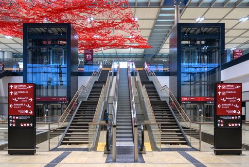 Vorschau Bild von Entrance hall, stairways to central check in at Terminal 1,
Berlin Brandenburg Airport. The photo may be used exclusively for
editorial purposes. Graphical changes are not permitted, unless for
the purpose of extracting the main motif. Usage is free of charge on
quoting the reference "Photo: (Günter Wicker)/Berlin Brandenburg
Airport" Weiterer Text über ots und www.presseportal.de/nr/105323 /