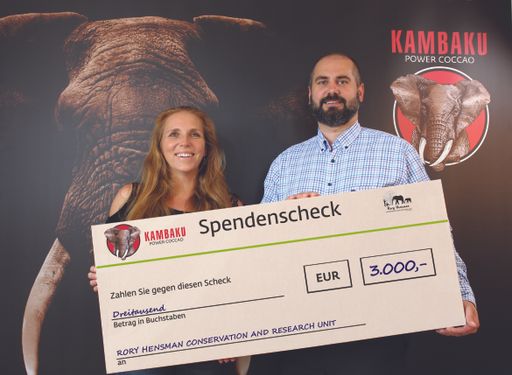  Alexander Wacker, Geschäftsführer bei KAMBAKU POWER COCCAO
übergibt einen Spendenscheck über 3.000 € an Dr. Angela Stöger von
der Rory Hensman Conservation and Research Unit.