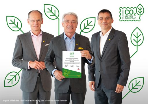 Bild zu OTS: Post stellte 2019 erneut alle Sendungen in
Österreich CO2-neutral zu. Von links: DI Walter Oblin,
Generaldirektor-Stellvertreter, Vorstand Brief & Finanzen, DI Dr.
Georg Pölzl, Generaldirektor der Österreichischen Post und DI Peter
Umundum, Vorstand Paket & Logistik mit dem CO2-Zertifikat (das Bild
wurde digital erstellt unter Einhaltung der Sicherheitsmaßnahmen).