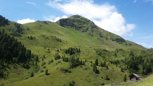 Vorschau Bild von Als erste Fachhochschule in Österreich erhält die
FH Kärnten von der UNESCO einen Lehrstuhl für den Schwerpunkt
„Management of Conservation Areas“. Damit werden die Themengebiete
Umwelt und Nachhaltigkeit noch tiefer in der strategischen
Ausrichtung der Hochschule verankert. Als erstes Studienprogramm
dieses Lehrstuhls startet im Herbst 2021 der international
ausgerichtete Masterlehrgang „Management of Conservation Areas“. Das
Programm richtet sich vor allem an Verantwortliche von Naturschutz-
und Biosphärenparks und trägt dem wachsenden Bedarf an Ausbildung
und Forschung in diesem Bereich Rechnung.