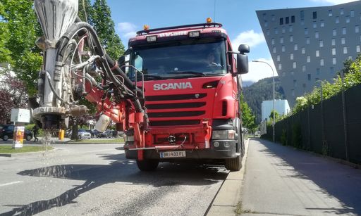 Schlaglöcher, Abplatzungen und Unebenheiten: Die
Kaltsanierung mit dem reaktiven Asphaltmischgut Rephalt® bringt die
Anton-Eder-Straße wieder auf ein gleichmäßiges Niveau.