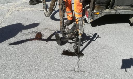 Vorschau Bild von Zahlreiche Asphaltrisse wurden mit Vialit Refug
Kaltverguss versiegelt, mit Splitt abgestreut und so dauerhaft gegen
eindringende Feuchtigkeit abgedichtet.