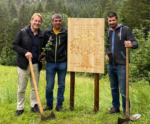 Geschäftsführer von MITRACO Wolfgang Bosch,
Forstaufseher Klaus Friedl und Bürgermeister der Gemeinde Pfafflar
Bernd Huber (von links) haben bereits 600 Bäume gepflanzt. Weitere
werden bald folgen.