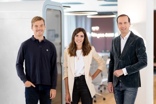 Storytelling trifft auf KI: Felix Willikonsky und Henni Wiedemann
der Digital Communications Unit gemeinsam mit PIABO CEO Tilo Bonow /
Weiterer Text über ots und www.presseportal.de/nr/62594 / Die
Verwendung dieses Bildes ist für redaktionelle Zwecke honorarfrei.
Veröffentlichung bitte unter Quellenangabe: "obs/PIABO/Robert
Lehmann"