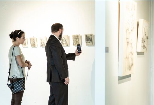 Vorschau Bild von Zwei Besucher der Bakerhouse Gallery in Graz bei
der Nutzung der Web Applikation.