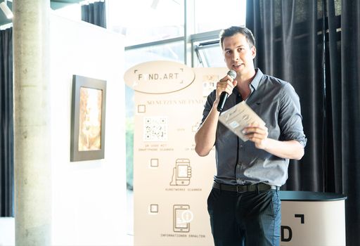 Vorschau Bild von fynd.art Gründer, Gottfried Eisenberger bei der
Präsentation der web Applikation in der Bakerhouse Gallery in Graz.