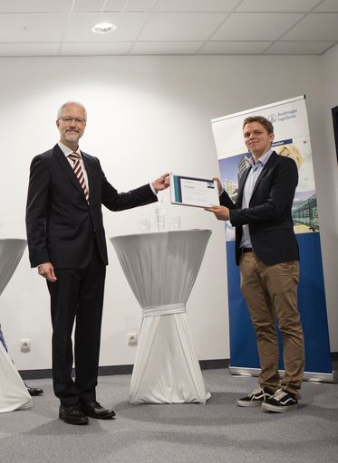  Guido Boehmelt, Leiter von Research Beyond Borders
bei Boehringer Ingelheim Wien, übergibt den BI Innovation Prize an
Matthias Brand, Managing Director und Forschungsleiter bei Proxygen.