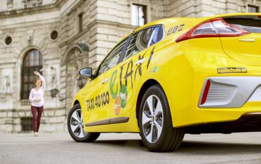 Ein E-Taxis der Flotte von Taxi 40100