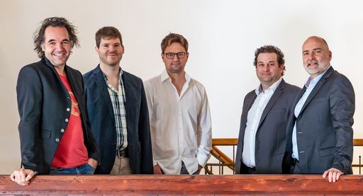  Bildtext: Neuer Schwung für digitale Bildungsmedien
durch das Edu Start-Up SchuBu: Das Gründerteam Lev Lumesberger,
Stefan Prochaska, Hagen Wieshofer, Ulrich Müller-Uri und Paul Beyer
Klinkosch. (Foto: Ewald Fohringer)