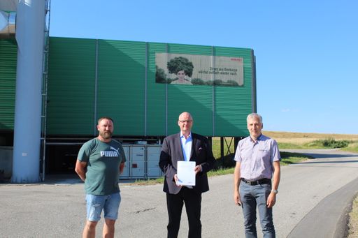  Betriebsratsobmann Christian Herndler, NAWARO ENERGIE
Geschäftsführer Hans-Christian Kirchmeier und Bürgermeister der
Gemeinde Rastenfeld Gerhard Wandl bestätigen die Ergebnisse aus der
Studie "Regionale Biomasseheizkraftwerke" der Österreichischen
Energieagentur