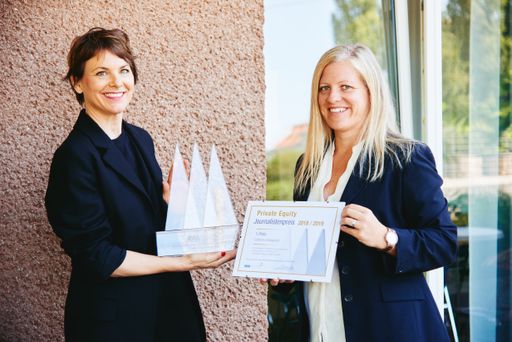 Die Geschäftsführerin der RWB Austria, Birgit
Schmolmüller (rechts), überreicht Cathren Landsgesell (links)
Trophäe und Urkunde für den ersten Platz beim
Private-Equity-Journalistenpreis.