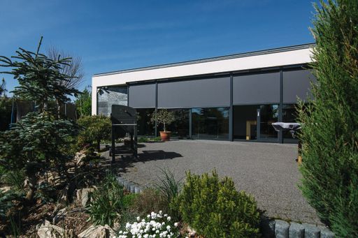 Vorschau Bild von Außenliegender Sonnenschutz wie die Netzmarkise
kann bei Hitze spürbare Verbesserung bringen und das sommerliche
Aufheizen von Wohnräumen deutlich reduzieren.