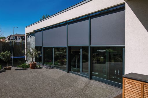 Vorschau Bild von Außenliegender Sonnenschutz wie die Netzmarkise
kann bei Hitze spürbare Verbesserung bringen und das sommerliche
Aufheizen von Wohnräumen deutlich reduzieren.