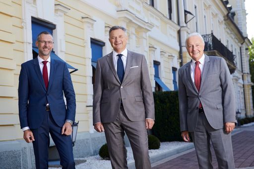  Das neue Vorstandsteam bei der Treibacher Industrie AG (v.l.:
Rene Haberl, Rainer Schmidtmayer und Alexander Bouvier)