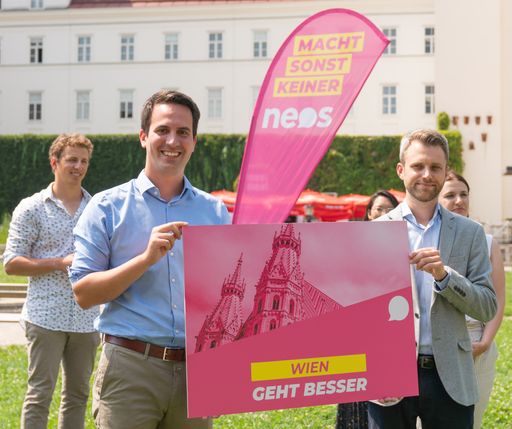 Spitzenkandidat Christoph Wiederkehr (li.) und
Landesgeschäftsführer Philipp Kern reichen die NEOS Wien-Liste für
die Gemeinderats- und Landtagswahlen 2020 ein.