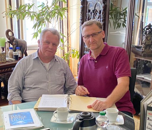  Autor Prof Dr. Günther Krause (li.) und Verleger
Dirk Kohl (Weltbuch-Verlag) bei den letzten Korrekturarbeiten