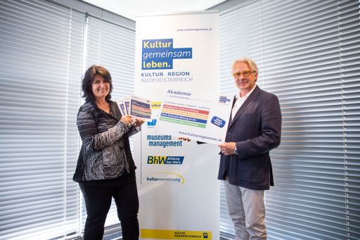 Vorschau Bild von Akademieleiterin Helga Steinacher und
Lehrgangsleiter KOMMunale KOMMunikaltione, ehemaliger Pressesprecher
von Marcel Koller präsentieren die neue Akademie der
Kultur.Region.Niederösterreich.