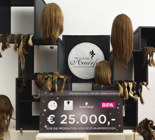  Die "Haarfee" unterstützt mit Echthaar-Perücken.