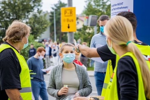 Vorschau Bild von https://www.apa-fotoservice.at/galerie/23432/ - An der MedUni
Wien nahmen insgesamt 6.116 Personen am Aufnahmetest teil – davon
4.362 in Wien, 1.754 in Salzburg. Ursprünglich waren 8.620
Anmeldungen eingegangen.