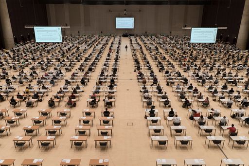 Vorschau Bild von https://www.apa-fotoservice.at/galerie/23447 - An der Med Uni
Graz, wo es ursprünglich 3.139 Anmeldungen gab, wurden am Freitag
insgesamt 2.320 TeilnehmerInnen registriert.