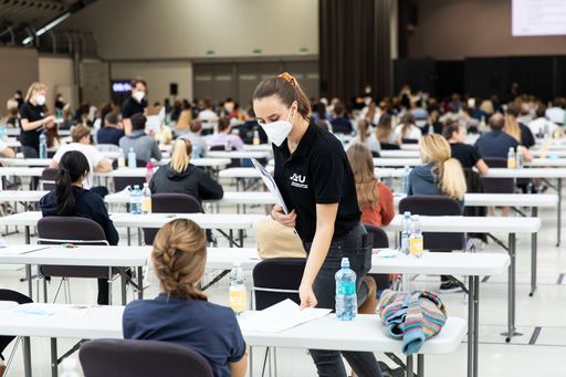 Vorschau Bild von https://www.apa-fotoservice.at/galerie/23428 - In Linz
(Medizinische Fakultät der JKU Linz) nahmen 1.213 Personen teil
(Design Center Linz: 614; Messe Wels: 599) – bis zum Ablauf der
Online-Anmeldung Ende März 2020 hatten sich 1.832 Interessierte
gemeldet.