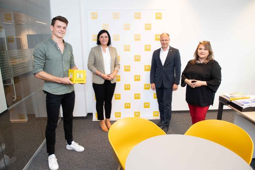 BM Elisabeth Köstinger im Gespräch mit Benjamin
Raumauf, Zivildiener beim Hilfswerk International. Im Bild v.l.n.r.:
Benjamin Raumauf (Zivildiener beim Hilfswerk International), BM
Elisabeth Köstinger, Stefan Fritz (Geschäftsführer Hilfswerk
International), Elisabeth Anselm (Geschäftsführerin Hilfswerk
Österreich)