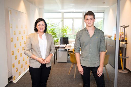 Vorschau Bild von BM Elisabeth Köstinger im Gespräch mit Benjamin
Raumauf, Zivildiener beim Hilfswerk International. Im Bild v.l.n.r.:
Benjamin Raumauf (Zivildiener beim Hilfswerk International), BM
Elisabeth Köstinger
