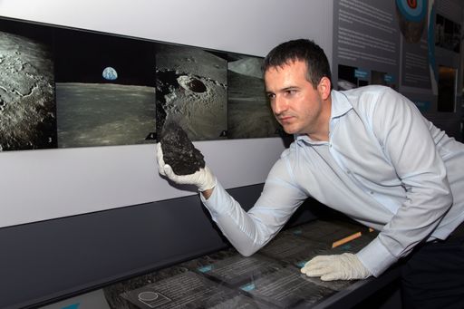 Dr. Ludovic Ferrière mit dem Mondmeteoriten Galb
Inal