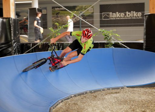 Vorschau Bild von Die kurvigen Wellenbahnen unter
architektonisch-moderner Holzhülle stehen für
mountainbike-begeisterte Kinder und Jugendliche von zwei bis zwölf
Jahren zur Verfügung.