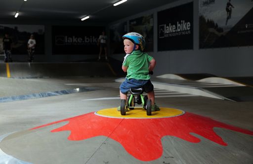 Vorschau Bild von Der 1.500 Quadratmeter große neue Pumptrack in
Kombination mit einer überdachten Trendsportanlage kann mit Rädern,
Skateboards, Scootern und Rollerblades befahren werden.