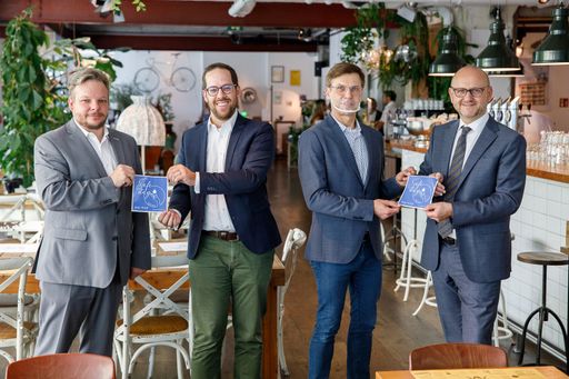  Übergabe der Safe Stay-Gütesiegel Nummer 49 und 50
an das Hotel Grand Ferdinand und das Hotel Daniel: Hotellerie-Obmann
Dominic Schmid, Martijn Coolen (Hotel Grand Ferdinand), Dieter
Bischoff (Hotel Daniel) und Tourismusdirektor Norbert Kettner (v.l.)
