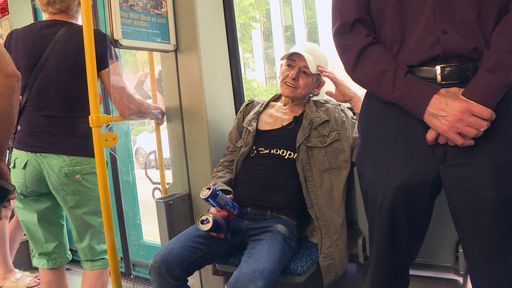 Karin in der Tram. Weiterer Text über ots und
www.presseportal.de/nr/6605 / Die Verwendung dieses Bildes ist für
redaktionelle Zwecke honorarfrei. Veröffentlichung bitte unter
Quellenangabe: "obs/RTLZWEI"