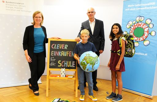 Klimaschutzministerin Leonore Gewessler mit Andreas
Auer, Obmann des Bundesgremiums des Papier- und Spielwarenhandels in
der Wirtschaftskammer Österreich (WKÖ)