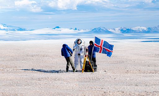  Dem Team, das den Feldtest als Teil der
Forschungsexpedition ISAGEVR1 (Iceland Space Agency Glacial
Expedition with Volcanic Research) der isländischen Raumfahrtbehörde
ISA (Iceland Space Agency) durchführte, gehörten neben Professor
Michael Lye, Doktoranden der Universität von Island an. Ziel der
Expedition war es, verschiedenste Möglichkeiten zu erforschen und zu
testen, die die Raumfahrtindustrie bei ihrem Vorhaben Menschen auf
den Mars zu bringen unterstützen können.Dem Team, das den Feldtest
als Teil der Forschungsexpedition ISAGEVR1 (Iceland Space Agency
Glacial Expedition with Volcanic Research) der isländischen
Raumfahrtbehörde ISA (Iceland Space Agency) durchführte, gehörten
neben Professor Michael Lye, Doktoranden der Universität von Island
an. Ziel der Expedition war es, verschiedenste Möglichkeiten zu
erforschen und zu testen, die die Raumfahrtindustrie bei ihrem
Vorhaben Menschen auf den Mars zu bringen unterstützen können.
