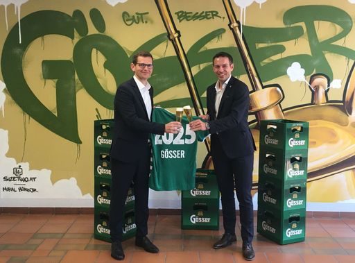 Vorschau Bild von Klaus Schörghofer, Vorstandsvorsitzender der Brau
Union Österreich, (l.) und Christoph Peschek, SK Rapid
Geschäftsführer Wirtschaft, stoßen auf die grün-weiße Kooperation
an.