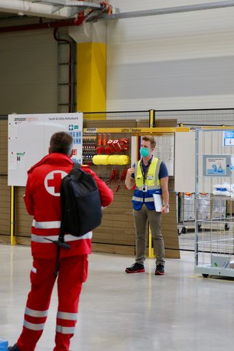 Vorschau Bild von Bernhard Völkl (Amazon) erklärt die Gesundheits-
und Sicherheitsmaßnahmen im Verteilzentrum Großebersdorf