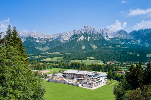  Nach einer intensiven Zeit des Um- und Neubaus
erstrahlt das exklusive 5*S Hotel Kaiserhof Ellmau im neuen Gewand
und verwöhnt seine Gäste mit Highlights der absoluten Extraklasse.