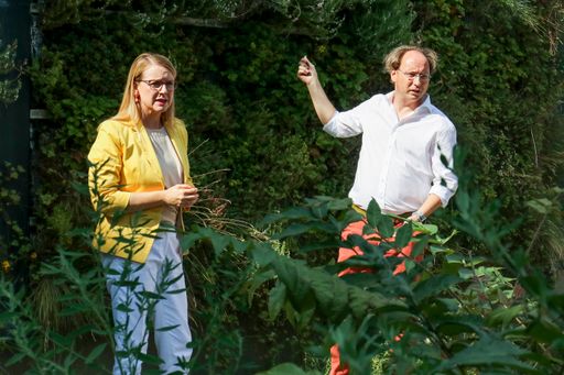  https://www.apa-fotoservice.at/galerie/23539 Mit
Unterstützung von Eureka und europ. Fördermitteln entwickelt das
innovative Team von Green4cCities grüne Fassaden für kühle Städte.