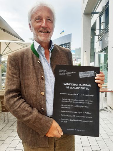 Univ.Prof. Maier von der Umweltorganisation "Pro
Thayatal" mit der in eine Steinplatte gemeißelten Forderungen zum
Schutz von Natur, Landschaft und Wald.