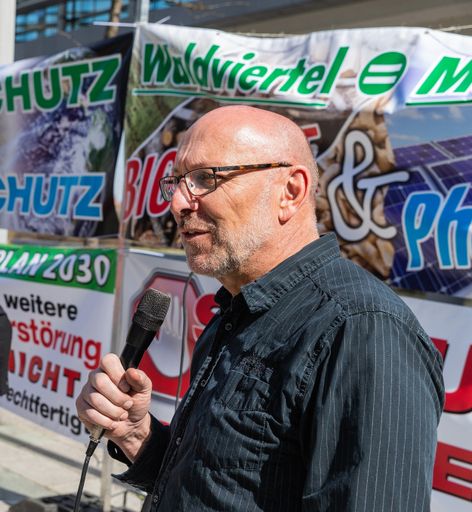Vorschau Bild von Michael Moser, Vertreter der neun Waldviertler
Bürgerinitiativen bei einer Kundgebung zum Schutz der Waldviertler
Wälder im März 2019 in St.Pölten.