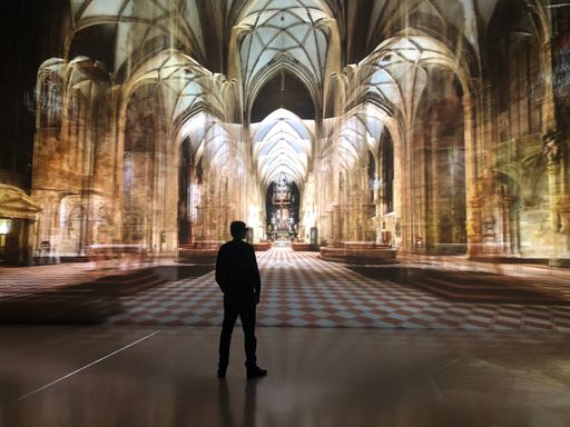The Translucent St. Stephen’s Cathedral – zu
Deutsch in etwa Der durchleuchtete Stephansdom – ermöglicht es beim
diesjährigen Festivalbesuch, durch die in Echtzeit gerenderte
Punktwolke zu fliegen und festgelegte Punkte zu erkunden. An diesen
werden die hochaufgelösten 360°-Bilder des gesamten Sets von mehr
als 21 Milliarden Laserpunkten eingeblendet und entfalten so das
volle Potenzial des altehrwürdigen Gebäudes. The Translucent St.
Stephen’s Cathedral – zu Deutsch in etwa Der durchleuchtete
Stephansdom – ermöglicht es beim diesjährigen Festivalbesuch, durch
die in Echtzeit gerenderte Punktwolke zu fliegen und festgelegte
Punkte zu erkunden. An diesen werden die hochaufgelösten 360°-Bilder
des gesamten Sets von mehr als 21 Milliarden Laserpunkten
eingeblendet und entfalten so das volle Potenzial des altehrwürdigen
Gebäudes.