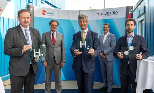 Gemeinsame Stimme für Wasserstoff: Wirtschaftsforscher Christian
Helmenstein, MUL-Rektor Wilfried Eichlseder, TU Graz-Rektor Harald
Kainz, TU Graz-Vizerektor Horst Bischof und HyCentA-GF Alexander
Trattner. © Lunghammer – TU Graz