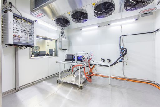 Vorschau Bild von Das Wasserstoff-Forschungszentrum HyCentA am Campus der TU Graz
verfügt über Europas modernsten Brennstoffzellen-Systemprüfstand. ©
HyCentA Research GmbH