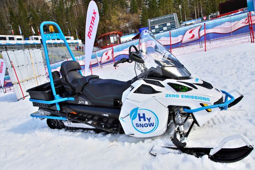 Vorschau Bild von Im Projekt HySnow entstand das weltweit erste Schneemobil mit
Brennstoffzellenantrieb inklusive des Aufbaus einer hochalpinen
Versorgungsinfrastruktur mit grünem Wasserstoff durch Photovoltaik
und Elektrolyse. Neben dem HyCentA waren zahlreiche Partner am
Projekt beteiligt. © BRP Rotax