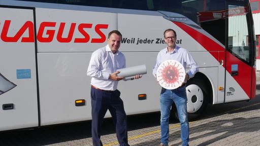  Ein eigener Aufkleber mit dem Hinweis „gereinigt
und desinfiziert mit Ozonos“ signalisiert Fahrgästen bereits vor
Betreten des Reisebusses, dass ihre Gesundheit an erster Stelle
steht und sie sich auf eine sorgenfreie Fahrt freuen können.