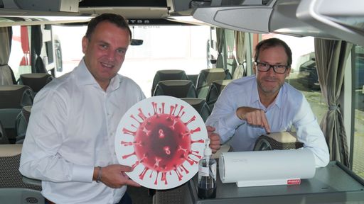 Vorschau Bild von Ein eigener Aufkleber mit dem Hinweis „gereinigt
und desinfiziert mit Ozonos“ signalisiert Fahrgästen bereits vor
Betreten des Reisebusses, dass ihre Gesundheit an erster Stelle
steht und sie sich auf eine sorgenfreie Fahrt freuen können.